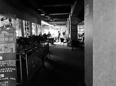 在關(guān)嶺縣，臺(tái)球廳成了輟學(xué)孩子消磨時(shí)光的最好去處 攝影/本報(bào)記者 楊寶璐