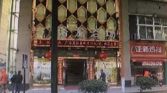 張阿姨說，附近柜臺一名工作人員，說什么也不讓她在這塊走廊哄孫女，幾句不和，雙方吵了起來。