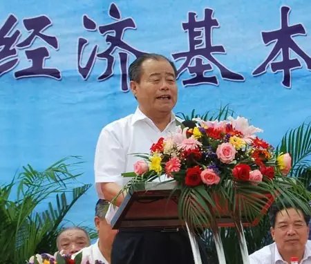 信發(fā)集團(tuán)發(fā)展成為一家集發(fā)電、供熱、氧化鋁、電解鋁、碳素、燒堿、聚氯乙烯、電石、鋁深加工等產(chǎn)業(yè)于一體的現(xiàn)代化大型企業(yè)集團(tuán)，位于山東聊城茌平縣。2016年10月，信發(fā)集團(tuán)董事局主席張學(xué)信在接受山東商報(bào)采訪時(shí)表示，44年企業(yè)沒有一名員工離職。