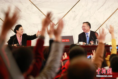 資料圖：2016年3月2日，全國政協(xié)十二屆四次會議新聞發(fā)布會在北京人民大會堂舉行，大會新聞發(fā)言人王國慶(右)回答中外記者提問。中新社記者 盛佳鵬 攝