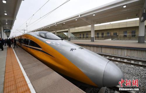 資料圖：2017年3月21日，新型CRH380AJ--0203動(dòng)車組列車“黃醫(yī)生”從蘭州西車站高速場上線，開始檢測寶蘭客專蘭州西站至東岔站間334公里高鐵行車設(shè)備，寶蘭客專（蘭州局管段）聯(lián)調(diào)聯(lián)試正式啟動(dòng)。楊艷敏 攝