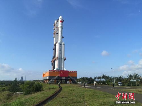 4月17日7時30分，承載著長征七號遙二運(yùn)載火箭與天舟一號貨運(yùn)飛船組合體的活動發(fā)射平臺，垂直轉(zhuǎn)運(yùn)至發(fā)射區(qū)，標(biāo)志著“天舟一號”飛行任務(wù)正式進(jìn)入發(fā)射階段。閆寧 攝