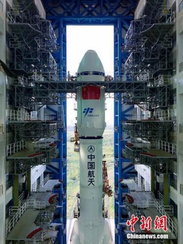 垂直轉(zhuǎn)運(yùn)的順利完成，標(biāo)志著“天舟一號”飛行任務(wù)正式進(jìn)入發(fā)射階段。張文軍 攝