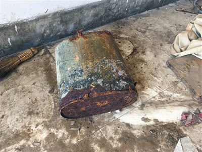 村民參與治理滲坑時使用過的鐵桶，已經被嚴重腐蝕。