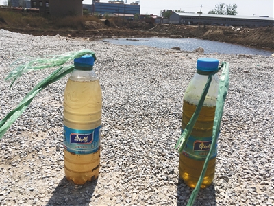 左側水樣取自化肥廠滲坑經過治理的部分，顏色較淺；右側水樣取自同一滲坑未經治理的部分，顏色更深。