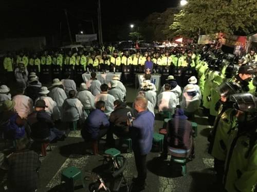 在把薩德搬運(yùn)到星州高爾夫球場(chǎng)過(guò)程中，當(dāng)?shù)鼐用窈途彀l(fā)生對(duì)抗沖突圖據(jù)網(wǎng)絡(luò)