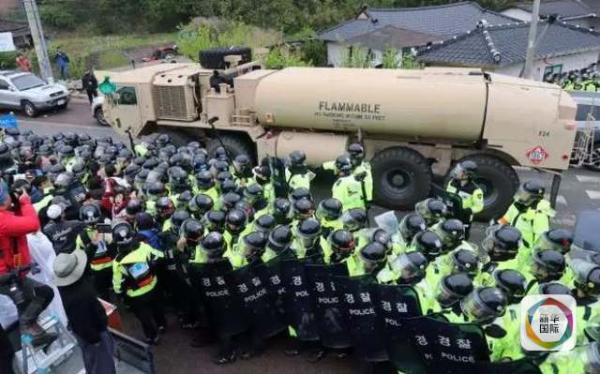 凌晨4時(shí)30分左右，駐韓美軍向“薩德”系統(tǒng)部署地星州高爾夫球場(chǎng)運(yùn)送“薩德”相關(guān)裝備。約有20多輛卡車和軍用拖車進(jìn)入星州高爾夫球場(chǎng)，其中裝有兩臺(tái)導(dǎo)彈發(fā)射架、X波段雷達(dá)及作戰(zhàn)指控中心等裝備。