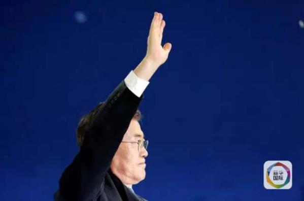 目前民調(diào)領(lǐng)先的共同民主黨候選人文在寅方面當(dāng)天上午表示，強(qiáng)行在星州部署“薩德”的做法“無視國民意愿和程序”，實(shí)際上切斷了下屆政府針對(duì)“薩德”相關(guān)政策的判斷余地。