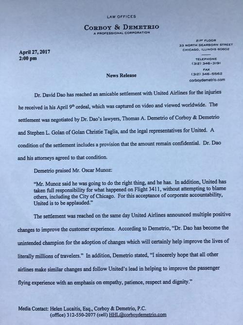 當(dāng)?shù)貢r(shí)間4月27日14點(diǎn)（北京時(shí)間28日凌晨3點(diǎn)），負(fù)責(zé)代理美聯(lián)航暴力拖拽乘客下飛機(jī)一案的律師德梅特里奧給包括央視記者在內(nèi)的媒體發(fā)來(lái)郵件，稱美聯(lián)航已與遭暴力拖拽下飛機(jī)的乘客David Dao達(dá)成和解協(xié)議。但作為條件之一，協(xié)議的具體內(nèi)容和涉及的金額保密。