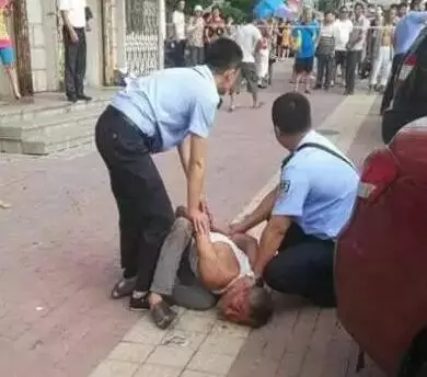 七旬老翁鬧市持刀殺死老同學因幾千元欠了多年? 七旬老翁鬧市持刀殺死老同學因幾千元欠了多年?