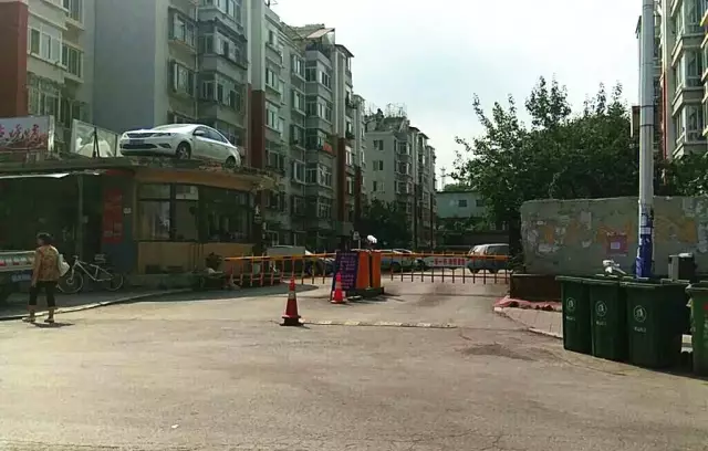 女司機與保安沖突停車堵門 物業(yè)雇吊車讓其上天 女司機與保安沖突停車堵門 物業(yè)雇吊車讓其上天