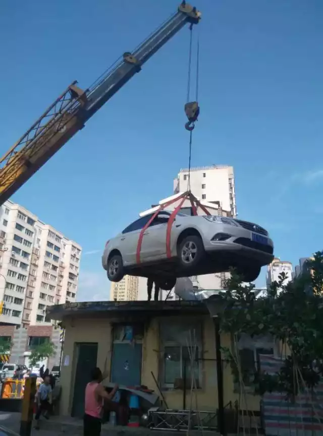 女司機與保安沖突停車堵門 物業(yè)雇吊車讓其上天 女司機與保安沖突停車堵門 物業(yè)雇吊車讓其上天