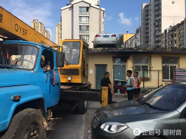 女司機與保安沖突停車堵門 物業(yè)雇吊車讓其上天 女司機與保安沖突停車堵門 物業(yè)雇吊車讓其上天
