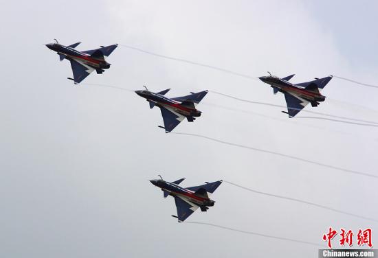 資料圖：殲-10表演機。<a target='_blank'  _fcksavedurl='http://www.chinanews.com/' _fcksavedurl='http://www.chinanews.com/'>中新社</a>發(fā) 申進科 攝