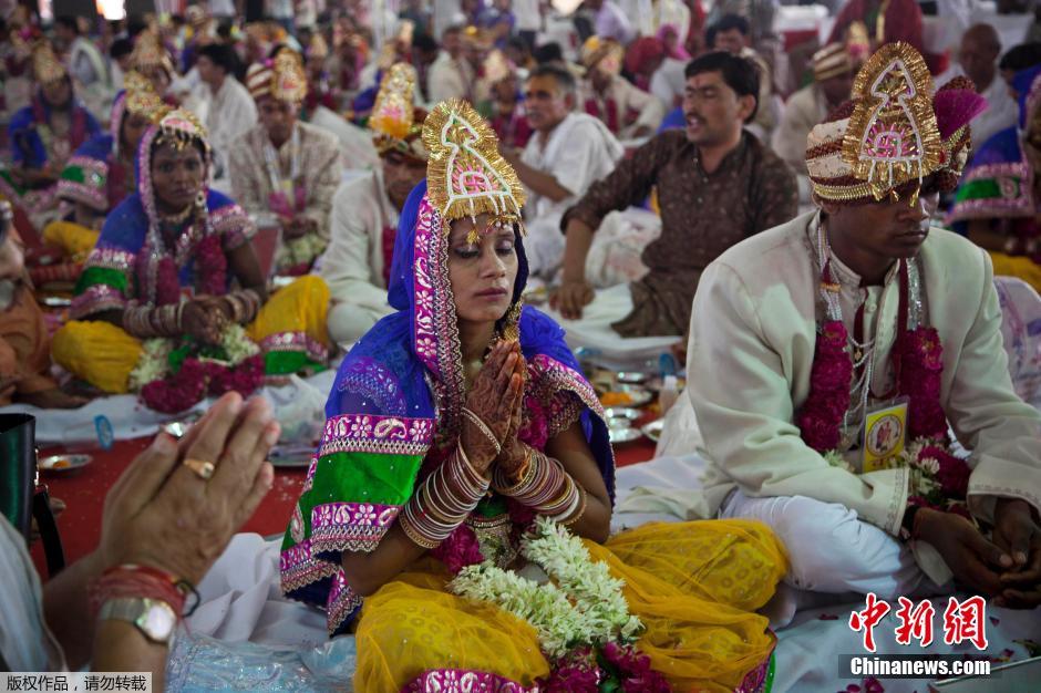 當(dāng)?shù)貢r間2014年6月15日,印度新德里,印度政府為數(shù)百對貧困新人舉辦集體婚禮。