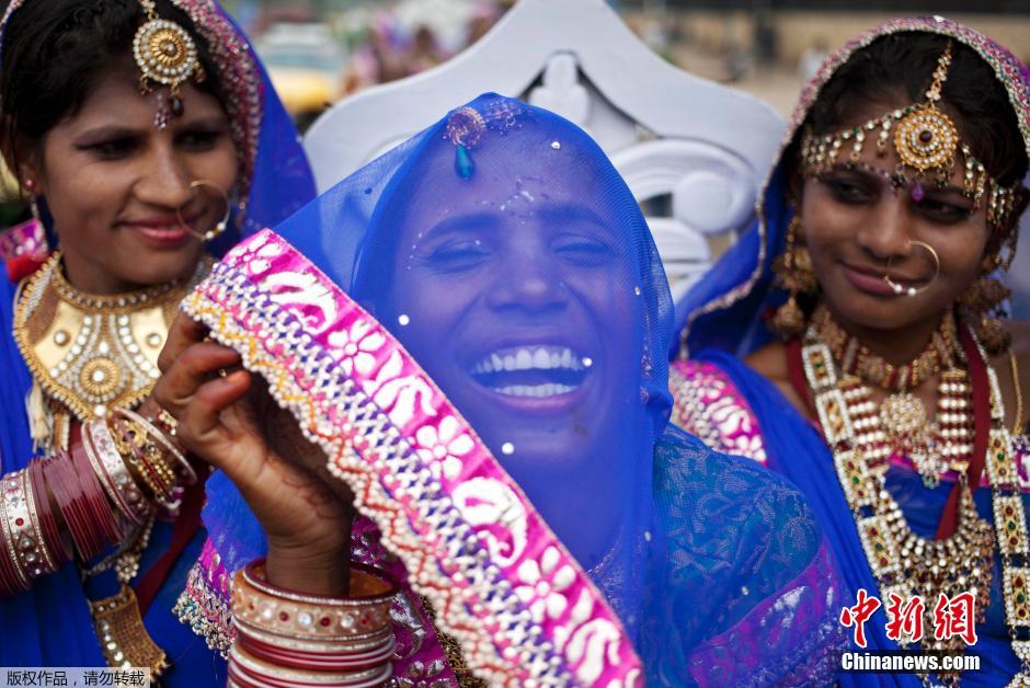 當(dāng)?shù)貢r間2014年6月15日,印度新德里,印度政府為數(shù)百對貧困新人舉辦集體婚禮。