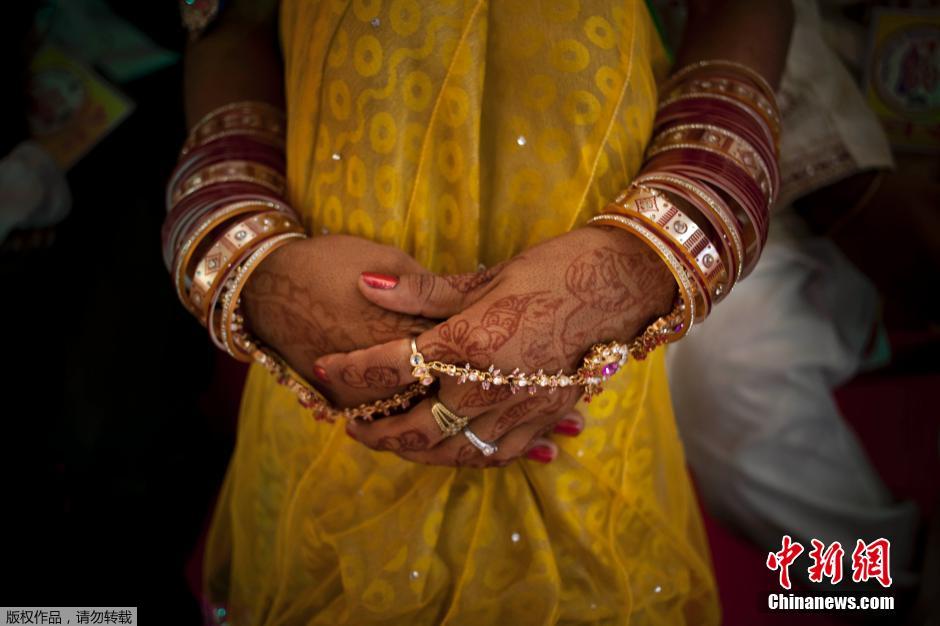 當(dāng)?shù)貢r間2014年6月15日,印度新德里,印度政府為數(shù)百對貧困新人舉辦集體婚禮。