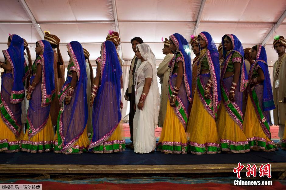 當(dāng)?shù)貢r間2014年6月15日,印度新德里,印度政府為數(shù)百對貧困新人舉辦集體婚禮。