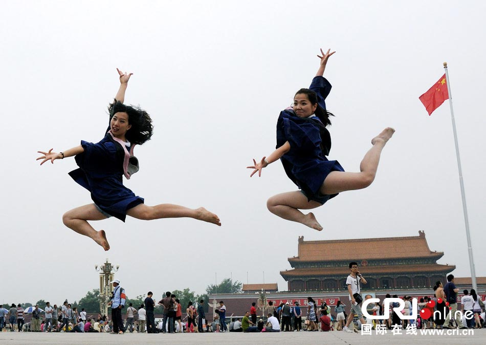 幾名打?qū)W生天安門廣場創(chuàng)意留影。圖片來源：金聞/CFP