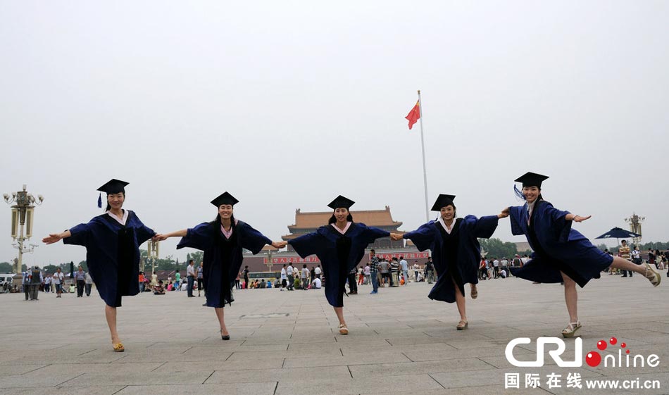 幾名打?qū)W生天安門廣場創(chuàng)意留影。圖片來源：金聞/CFP