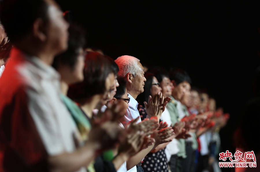 中央電視臺“時代楷模”發(fā)布廳，觀眾起立為“編外雷鋒團”鼓掌。