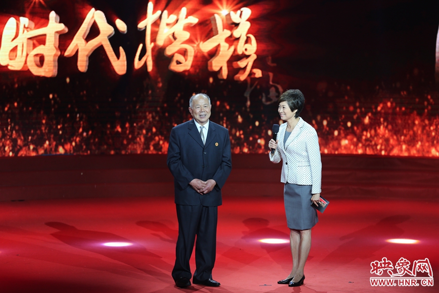 河南鄧州“編外雷鋒團”團長，在“時代楷模”發(fā)布廳接受敬一丹訪問。