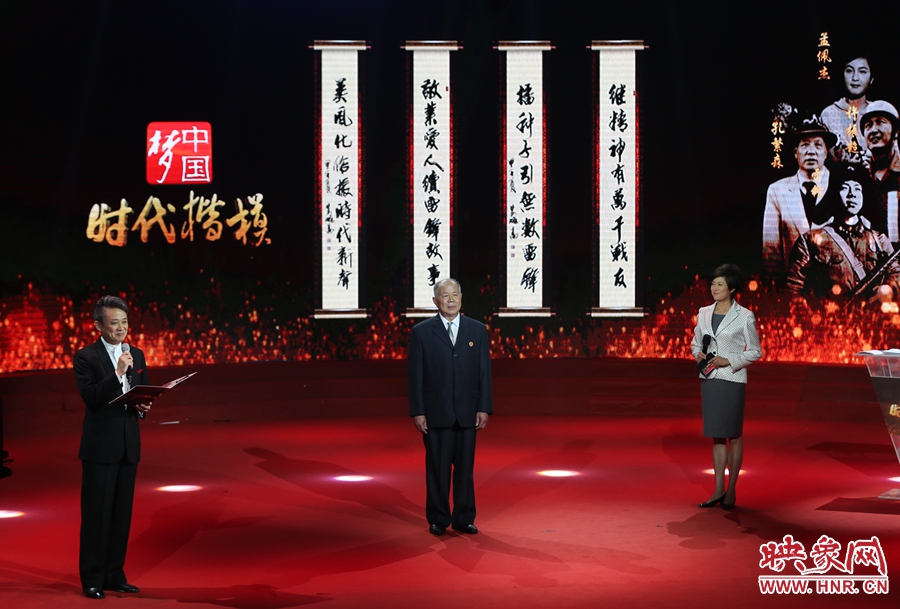 朗誦者現(xiàn)場朗誦贊河南鄧州“編外雷鋒團”的楹聯(lián)。