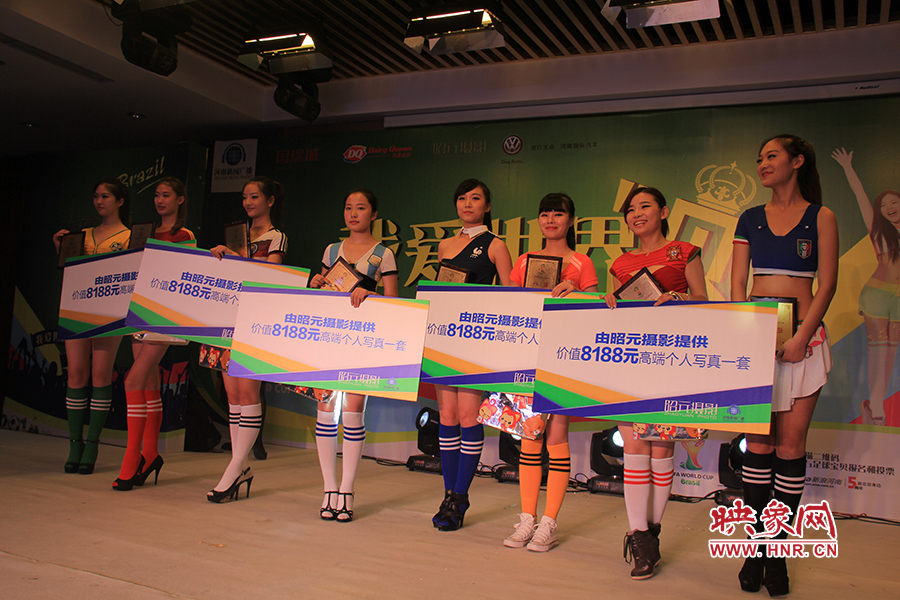 18位足球佳麗通過自我列紹、旗袍走秀、球衣展示三輪比拼，最終8位選手成功勝出。