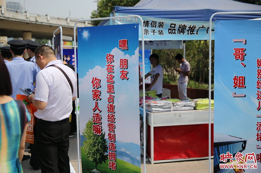 你在這里占道經(jīng)營“你家人造（知道）嘛？”