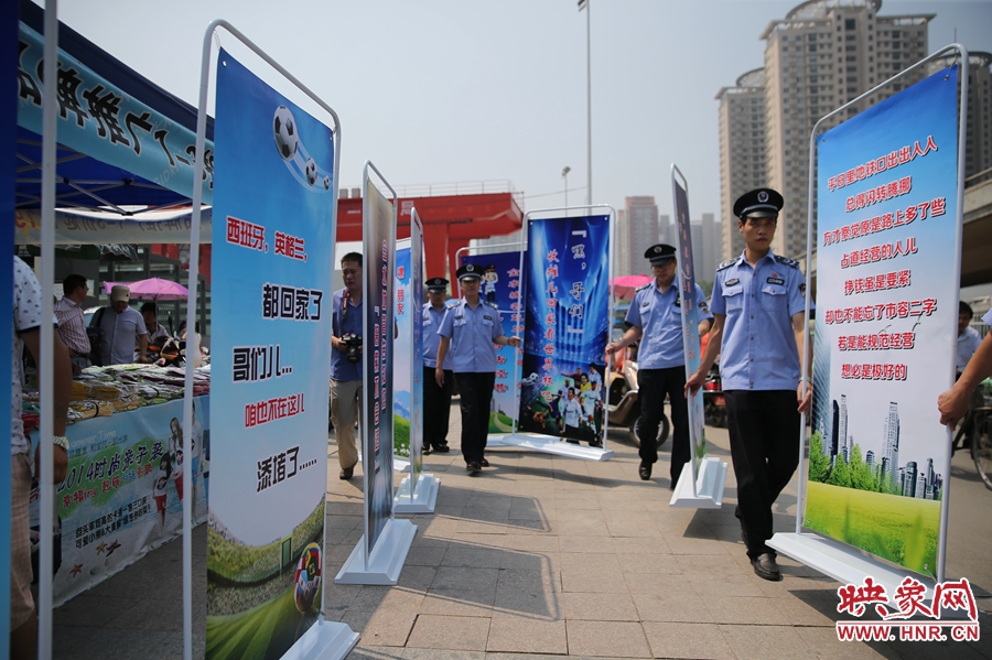 “平日里地鐵口出出入入，總得閃轉(zhuǎn)騰挪......”