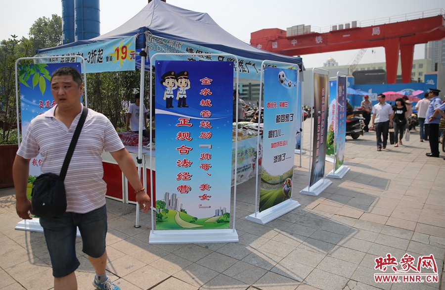 攤位被“圍觀”后，沒有一單生意，過往市民叫好。