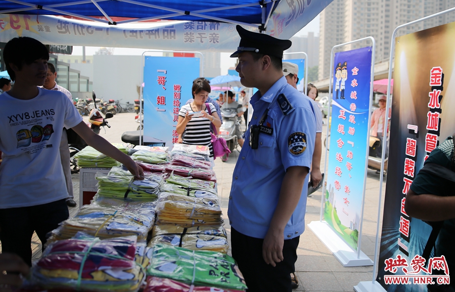 執(zhí)法人員勸導(dǎo)看守攤位的人員搬離，停止非法占道經(jīng)營。