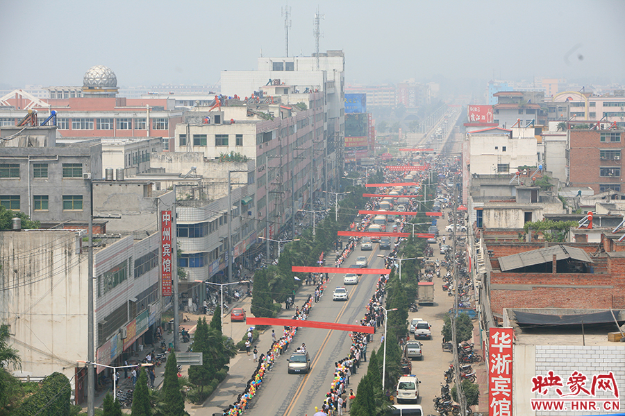 淅川縣滔河鄉(xiāng)凌崗村搬遷車隊(duì) 余培松攝