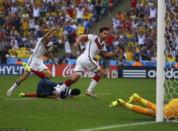 第13分鐘，胡梅爾斯頭球破門