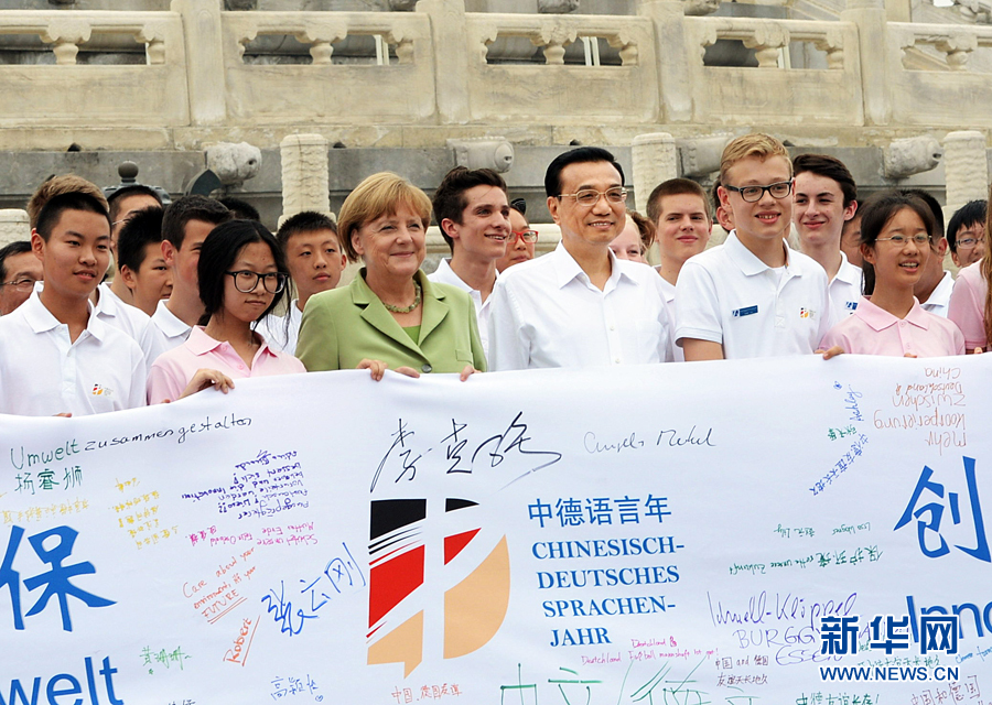 李克強同默克爾與青少年在天壇祈年殿前合影留念。