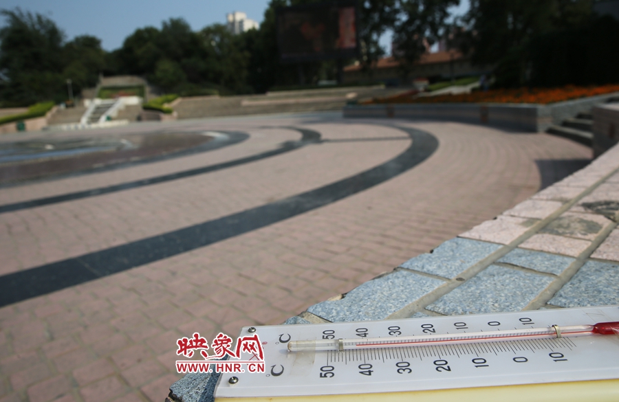 7月8日下午15時(shí)46分，紫荊山公園地表溫度為42度（溫度計(jì)放置地面測(cè)量），比人防納涼處高17度。