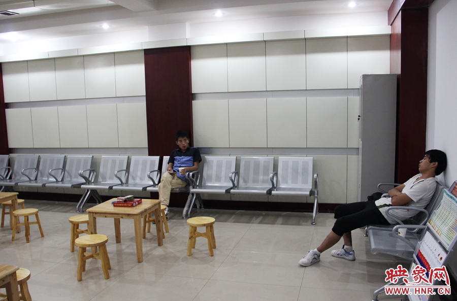 中原區(qū)人防納涼場(chǎng)所（桐柏路與中原路交叉口），市民在22度的室內(nèi)休息，并配有棋牌和飲用水。