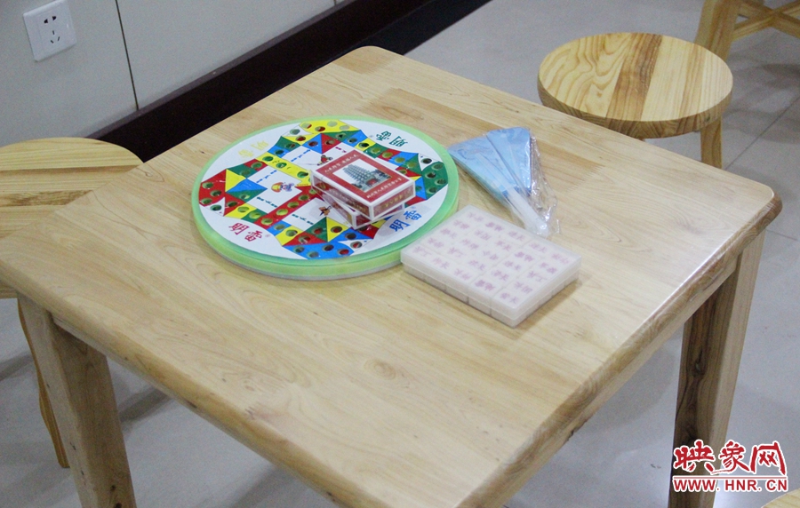 中原區(qū)人防納涼場(chǎng)所（桐柏路與中原路交叉口）內(nèi)配備的棋牌和扇子。