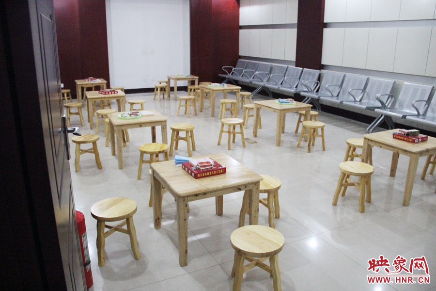 中原區(qū)人防納涼場(chǎng)所（桐柏路與中原路交叉口），內(nèi)部環(huán)境干凈整潔。