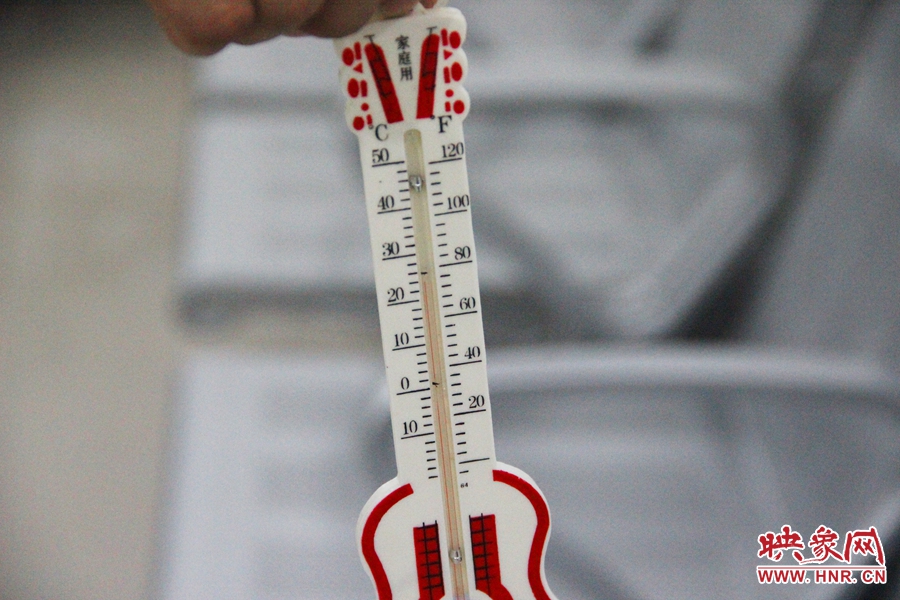 中原區(qū)人防納涼場(chǎng)所（桐柏路與中原路交叉口），室內(nèi)溫度達(dá)24度，相比中原區(qū)室外溫度低14度。