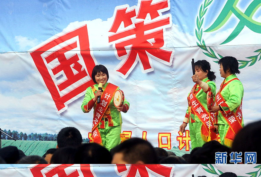 說唱演員在河南省寶豐縣街頭宣傳計(jì)劃生育政策（2008年2月19日攝）。