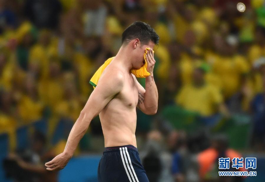 7月4日，哥倫比亞隊(duì)球員羅德里格斯退場時(shí)掩面而泣。
