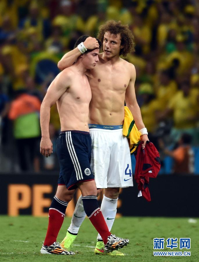 圖為7月4日，巴西隊(duì)球員路易斯（右）賽后安慰哥倫比亞隊(duì)球員羅德里格斯。