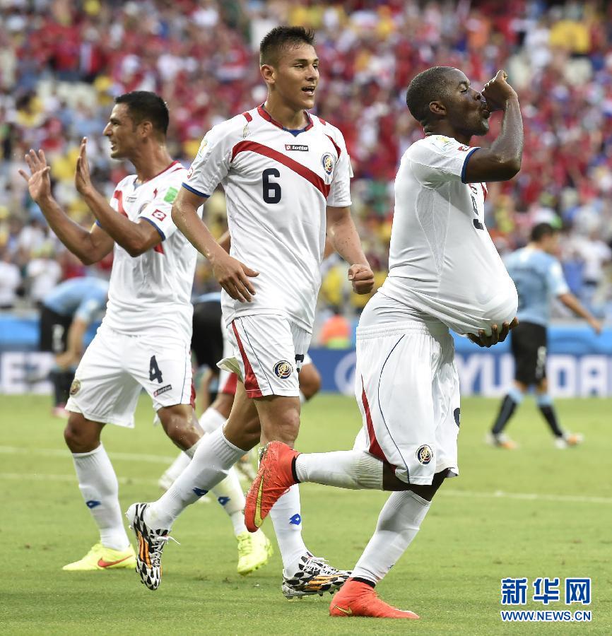 6月14日，哥斯達(dá)黎加隊(duì)球員喬·坎貝爾（右一）進(jìn)球后將足球塞進(jìn)衣服內(nèi)慶祝。