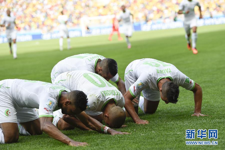 6月17日，阿爾及利亞隊(duì)球員蘇·費(fèi)古利（左二）罰入點(diǎn)球后與隊(duì)友慶祝。