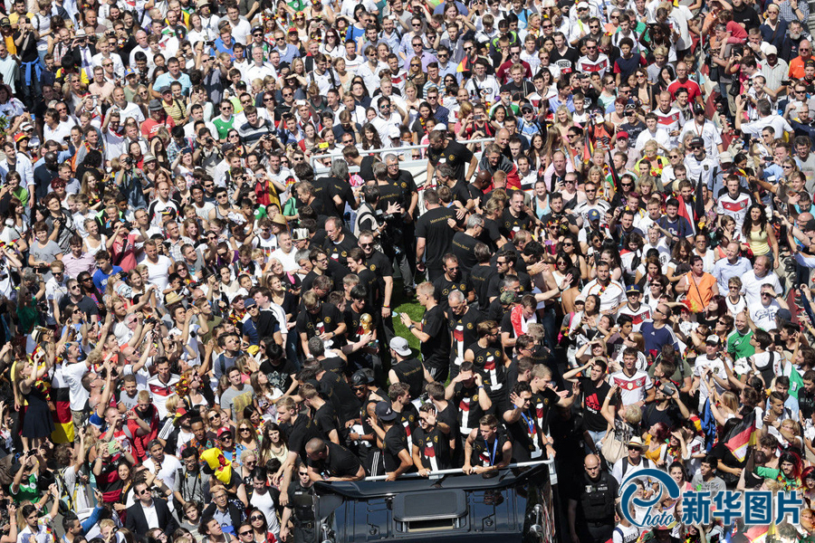 當(dāng)?shù)貢r間2014年7月15日，德國柏林，德國隊歸國舉行奪冠巡游。