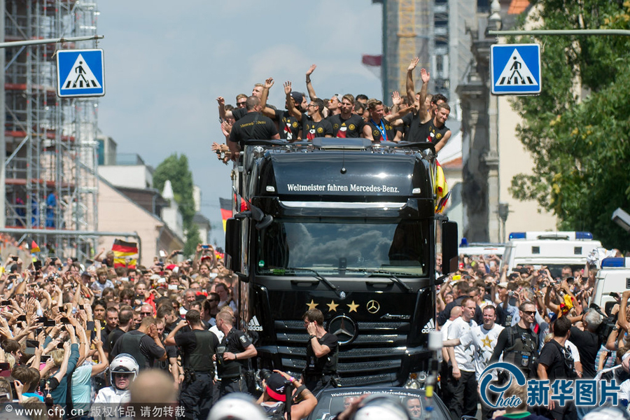 當(dāng)?shù)貢r間2014年7月15日，德國柏林，德國隊歸國舉行奪冠巡游。