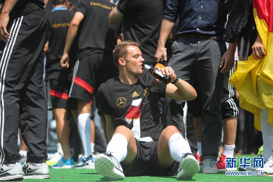 當(dāng)?shù)貢r間2014年7月15日，德國柏林，德國隊歸國舉行奪冠巡游