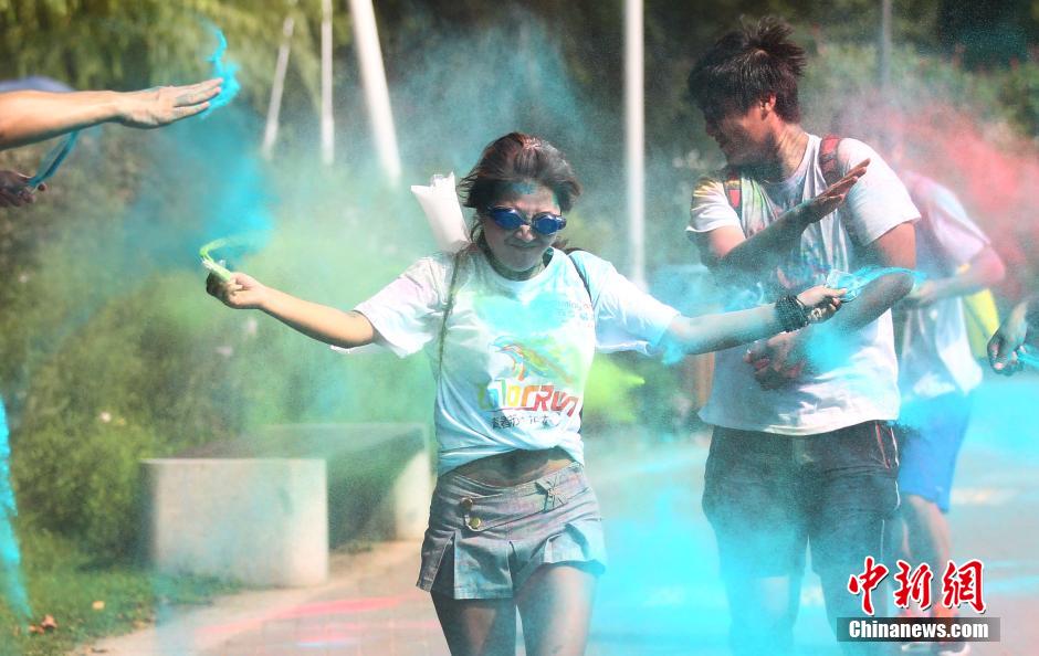 7月19日,參加彩虹跑的年輕人沖向終點后合影。