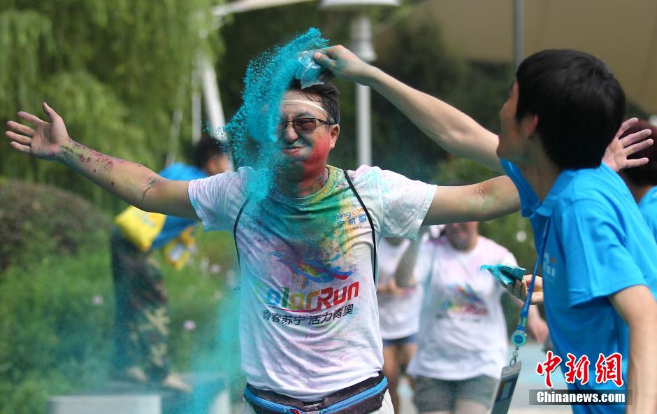 7月19日,參加彩虹跑的年輕人沖向終點后合影。